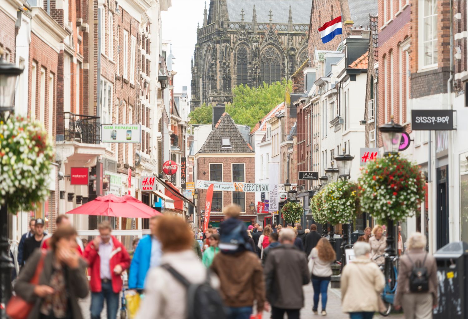 Debt Collection in Cultural Exchanges: Utrecht city center shopping street